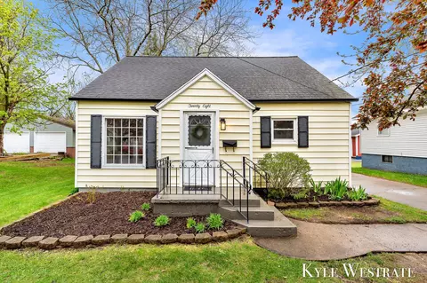 28 Mill St, Coopersville, MI 49404