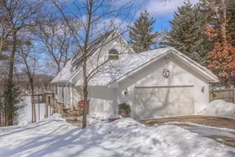 8055 S Island View Dr, Newaygo, MI 49337