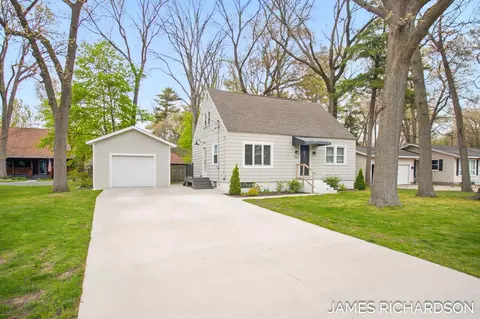 701 River St, Spring Lake, MI 49456