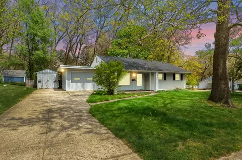 810 Denway Dr, Kalamazoo, MI 49008