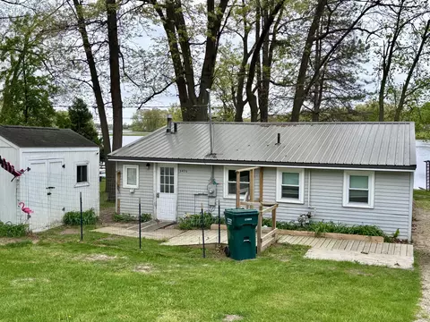 59170 Lakeshore Dr, Colon, MI 49040