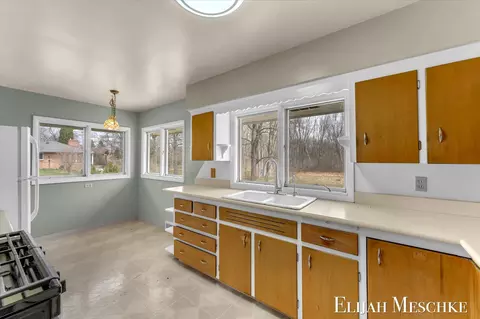 2578 Springbrook Dr, Kalamazoo, MI 49004 photo 3