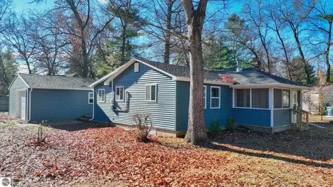 6384 Robin Dr, Harrison, MI 48625
