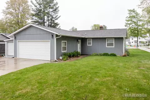 8220 Indian Shores Dr, Howard City, MI 49329