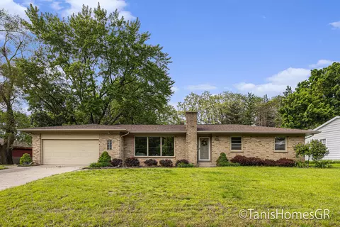 2745 Leelanau Dr NE, Grand Rapids, MI 49525