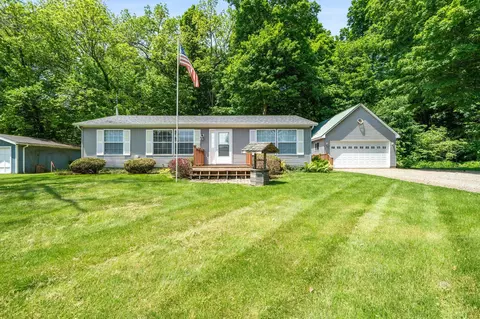 61738 Lake View Dr, Cassopolis, MI 49031