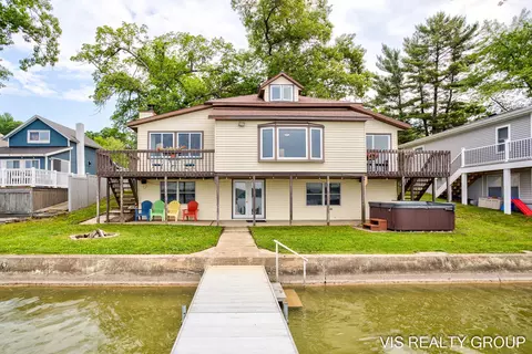 978 E 88th St, Newaygo, MI 49337