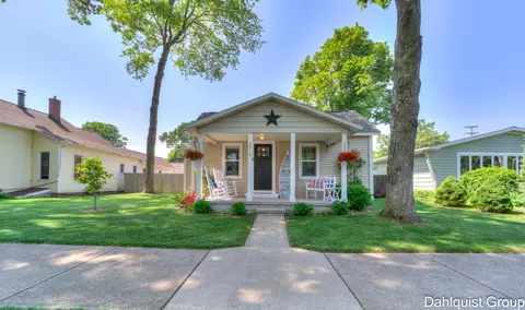 2018 Oak Ave, Muskegon, MI 49445