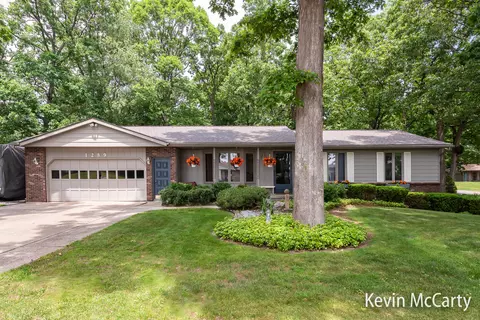 1289 Harding St NW, Walker, MI 49544