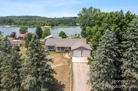 127 Hamilton Ln, Dowling, MI 49050