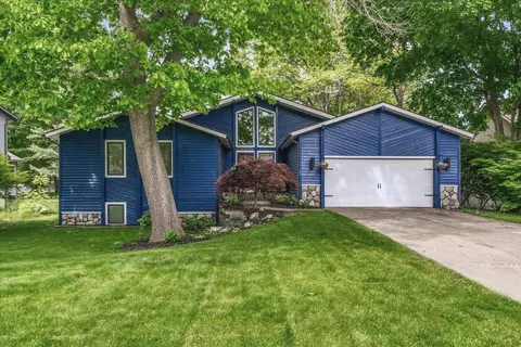 6767 Knollview Dr, Hudsonville, MI 49426