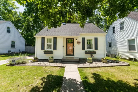 1608 Cambridge Dr, Kalamazoo, MI 49001