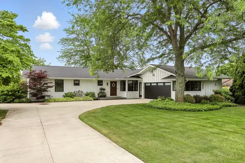3013 Newport Dr, Fennville, MI 49408