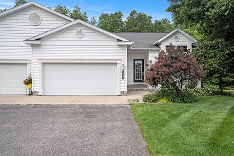 2632 Shadow Pine Dr, Fruitport, MI 49415