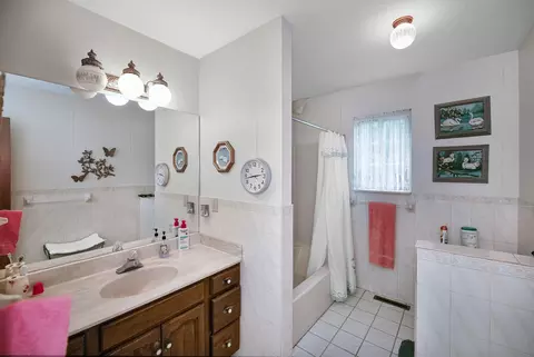 Bath - 3021 E Riverside Rd, Buchanan, MI 49107 photo 1 of 2