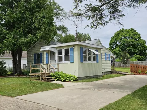 109 W Woodrow St, Fremont, MI 49412
