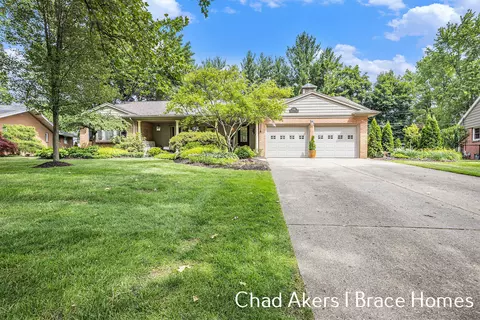 541 Russwood St NE, Grand Rapids, MI 49505