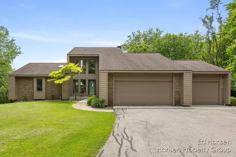 7450 Roguewood Dr NE, Belmont, MI 49306