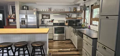 Kitchen - 585 Robinson Rd, Jackson, MI 49203 photo 2 of 4