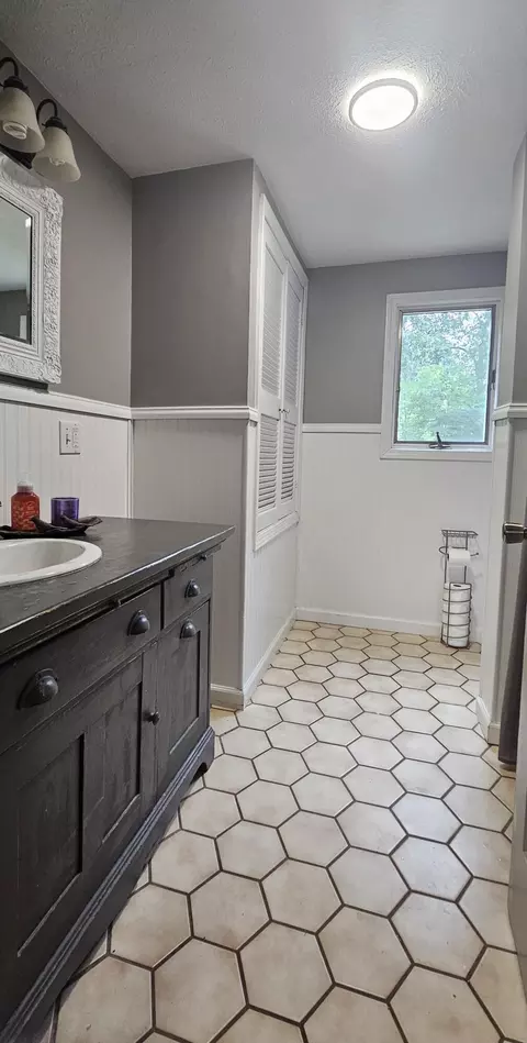 Bath - 585 Robinson Rd, Jackson, MI 49203 photo 1 of 2