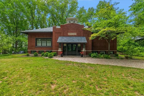 118 Browntown Rd, Buchanan, MI 49107