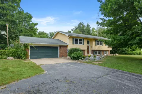 34830 Riverview Dr, Paw Paw, MI 49079