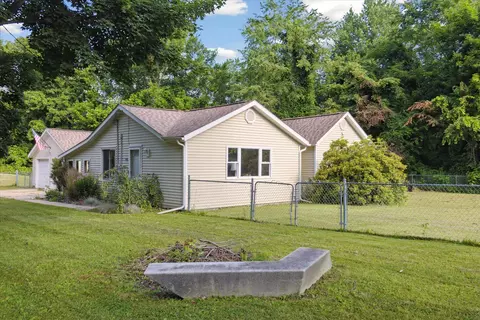 806 10th St, Plainwell, MI 49080 photo 3