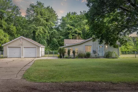 806 10th St, Plainwell, MI 49080 photo 2