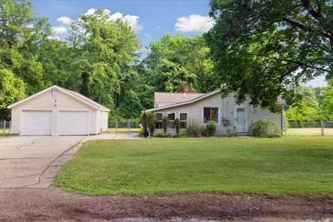 806 10th St, Plainwell, MI 49080 photo 1