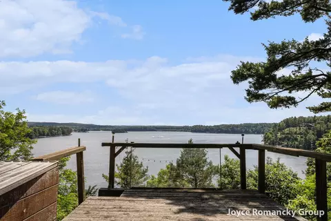 5752 E 52nd St, Newaygo, MI 49337