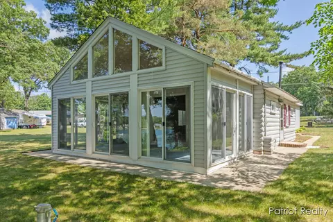 5608 El Camino Real Dr, Newaygo, MI 49337