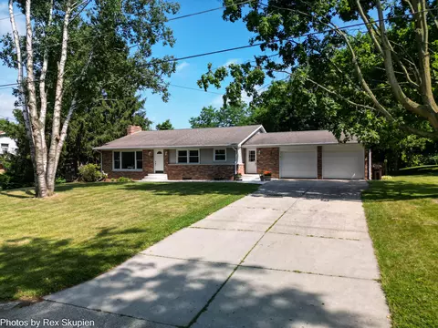 Exterior - 521 E Pine St, Fremont, MI 49412 photo 2 of 10