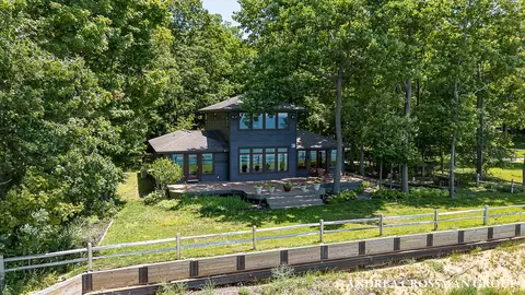 1228 Shore Crest Dr, South Haven, MI 49090