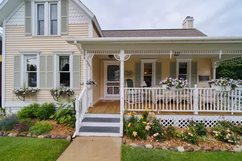 286 5th Ave, Manistee, MI 49660