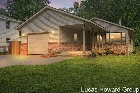 1003 Kusterer Dr NW, Grand Rapids, MI 49534