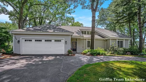 786 Hazelwood Dr, Holland, MI 49424