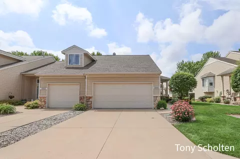 2956 Pebblestone Dr #47, Hudsonville, MI 49426