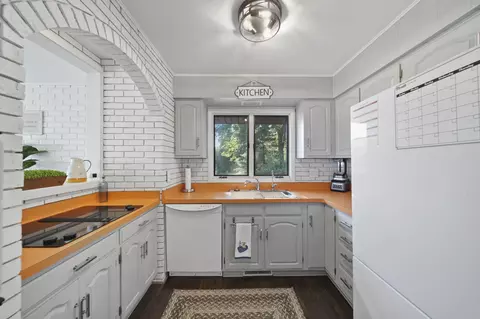 Kitchen - 1756 Eagle Point Rd, Clarklake, MI 49234 photo 4 of 7