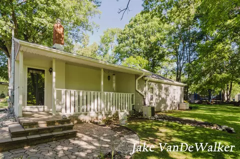 2338 Edgewood Dr, Kalamazoo, MI 49008