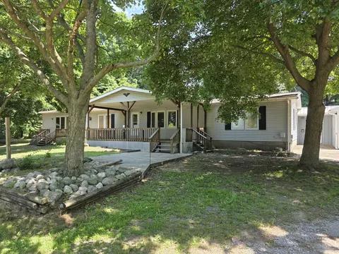 627 W 44th St, Fremont, MI 49412