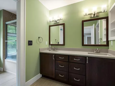 Bath - 3867 Hawk Crest Rd, Ann Arbor, MI 48103 photo 6 of 8