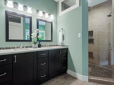 Bath - 3867 Hawk Crest Rd, Ann Arbor, MI 48103 photo 4 of 8
