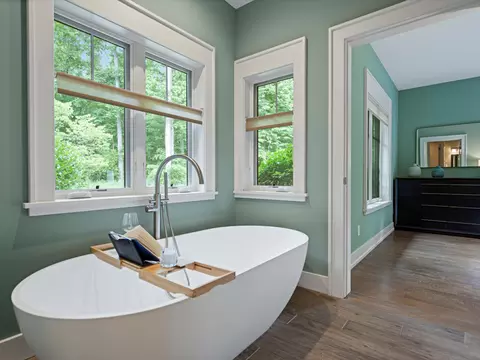 Bath - 3867 Hawk Crest Rd, Ann Arbor, MI 48103 photo 3 of 8