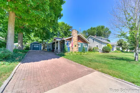 305 N Division St, Spring Lake, MI 49456