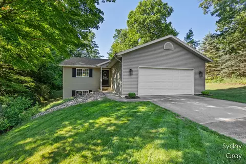 11200 Ivory Valley Dr NE, Rockford, MI 49341