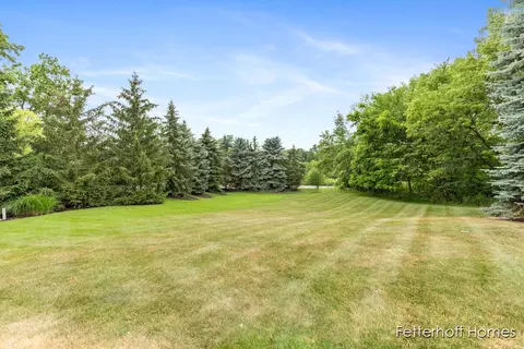 2093 Feathery Ct SE, Grand Rapids, MI 49546