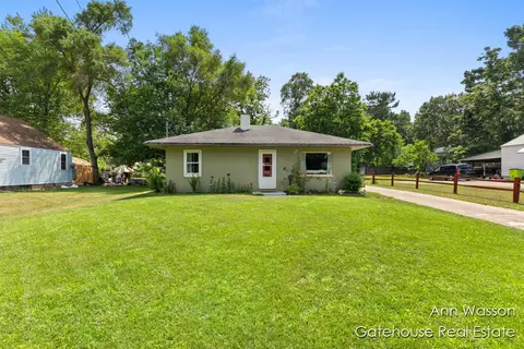 905 W Montcalm St, Greenville, MI 48838