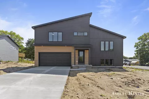 86 Chase Ct NW, Kent City, MI 49330