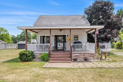 515 Locust St, Howard City, MI 49329