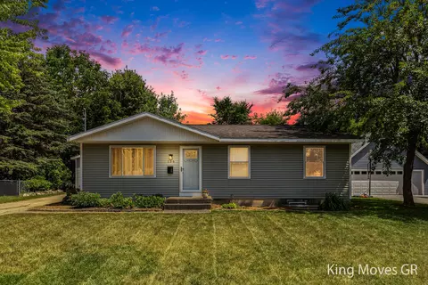 156 Gaylord Dr, Rockford, MI 49341